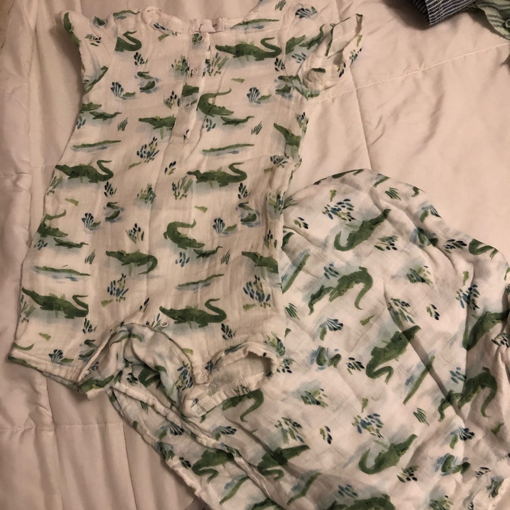 Angel dear alligator outfit n blanket size 6/12 months
